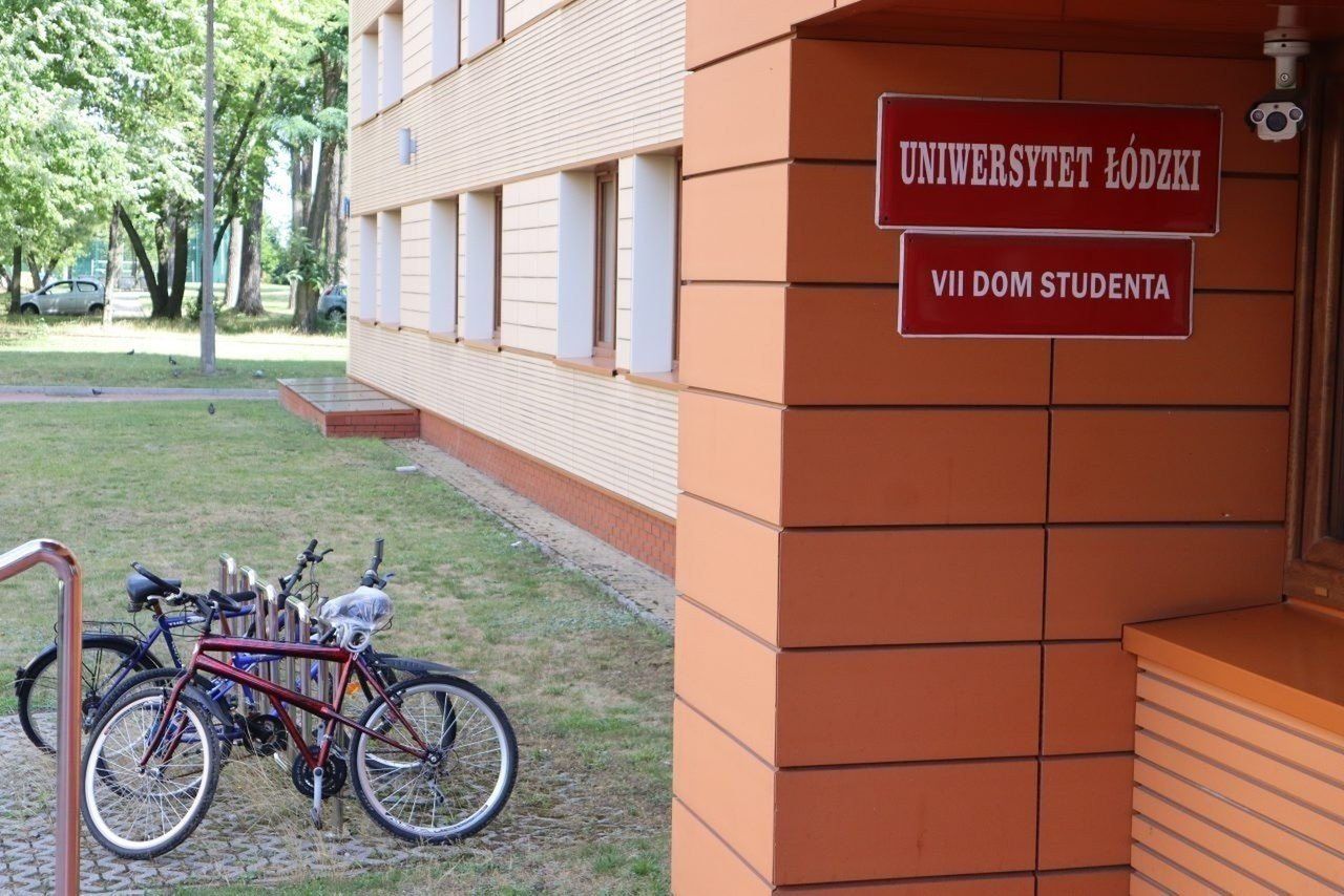 Domy studenckie od lat cieszą się ogromnym zainteresowaniem. Chcą w nich mieszkać nie tylko ci, którzy właśnie dostali się na studia na łódzkich uczelniach, a pochodzą z odległych miejsc w kraju czy za granicą, ale także doktoranci