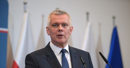 "Bulwersująca sprawa". Szef MSWiA komentuje aferę z twórcą znanej marki