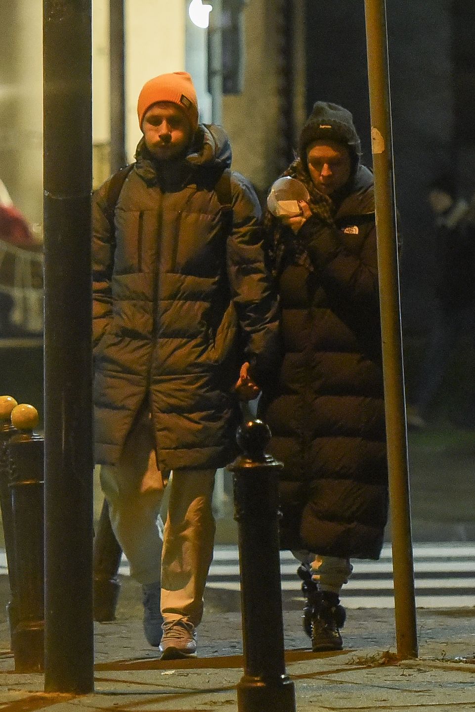 Mateusz Banasiuk i Magdalena Boczarska na wieczornym spacerze