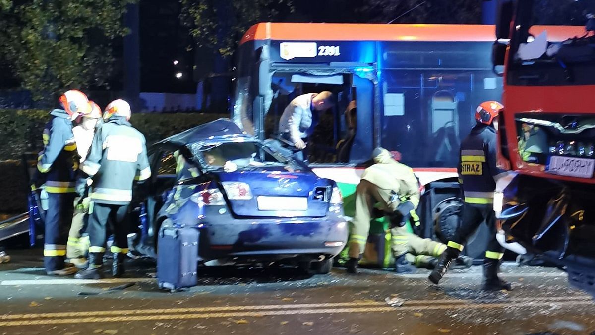 Wypadek z udziałem autobusu komunikacji miejskiej i samochodu osobowego na Drodze Męczenników Majdanka