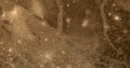Sonda Juno NASA przeleci nad Ganimedesem. Największy księżyc Jowisza skrywa wiele tajemnic