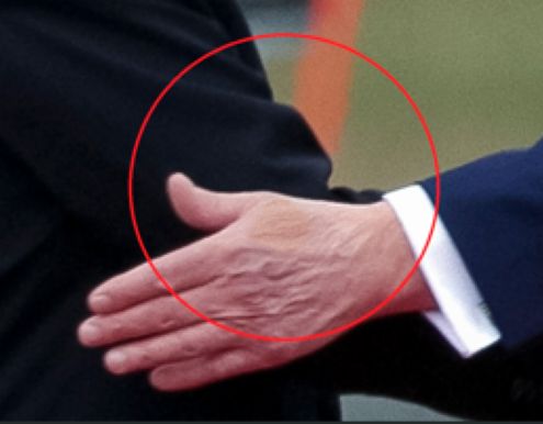 Wszyscy patrzyli na ręce Trumpa