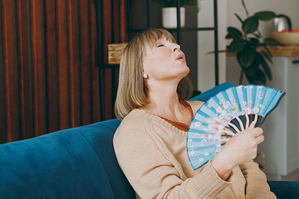 Uderzenia gorąca – 5 sprawdzonych sposobów na radzenie sobie z nimi