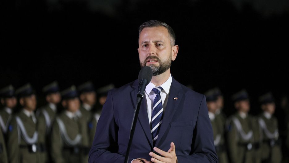 Ossów, 14.08.2024. Wicepremier, minister obrony narodowej Władysław Kosiniak-Kamysz podczas Apelu Pamięci przed Pomnikiem ? Krzyżem upamiętniającym miejsce śmierci ks. mjr. Ignacego Skorupki w Ossowie, 14 bm. w przeddzień Święta Wojska Polskiego. (mr) PAP/Paweł Supernak