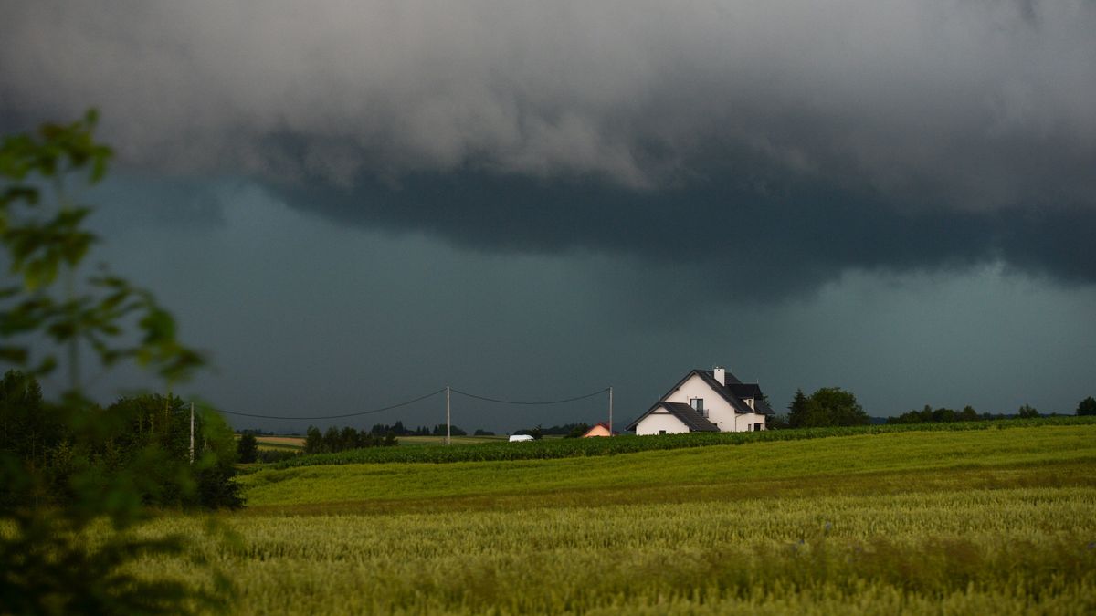Ostrzeżenie IMGW. Możliwe burze w dwóch województwach
