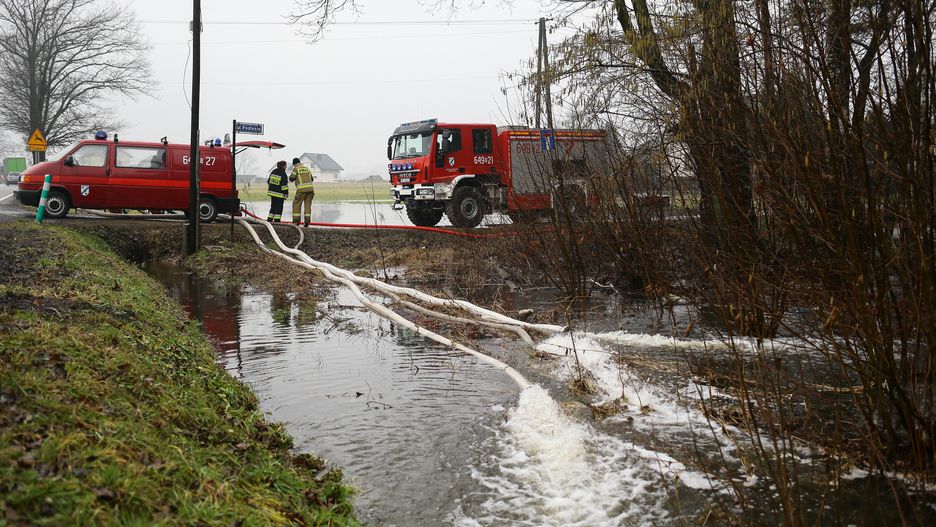Międzyrzecze, 09.02.2024. Straż pożarna podczas interwencji po opadach deszczu w miejscowości Międzyrzecze (województwo śląskie), 9 bm. Straż pożarna w woj. śląskim interweniowała minionej doby 80 razy, w związku z intensywnymi opadami deszczu i silnym wiatrem. W niektórych miejscach regionu poziom rzek przekracza stany alarmowe lub ostrzegawcze. (mr) PAP/Jarek Praszkiewicz ***Zdjęcie do depeszy PAP pt. Śląskie/ 80 interwencji strażaków w związku z pogodą; przekroczone stany alarmowe lub ostrzegawcze***