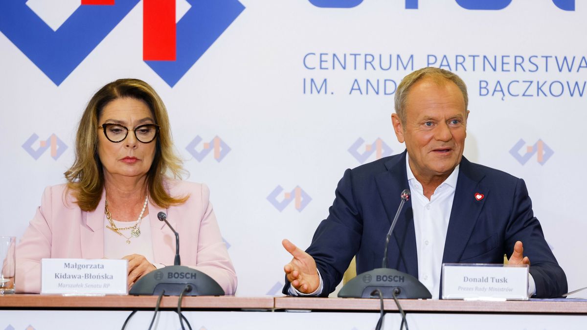 Marszałek Senatu Malgorzata Kidawa-Błońska i premier Donald Tusk podczas rozmów na temat zmian w prawie autorskim