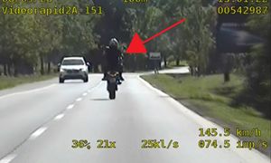 Brawurowa jazda motocyklisty. Ponad 150 km/h. Wszystko nagrali