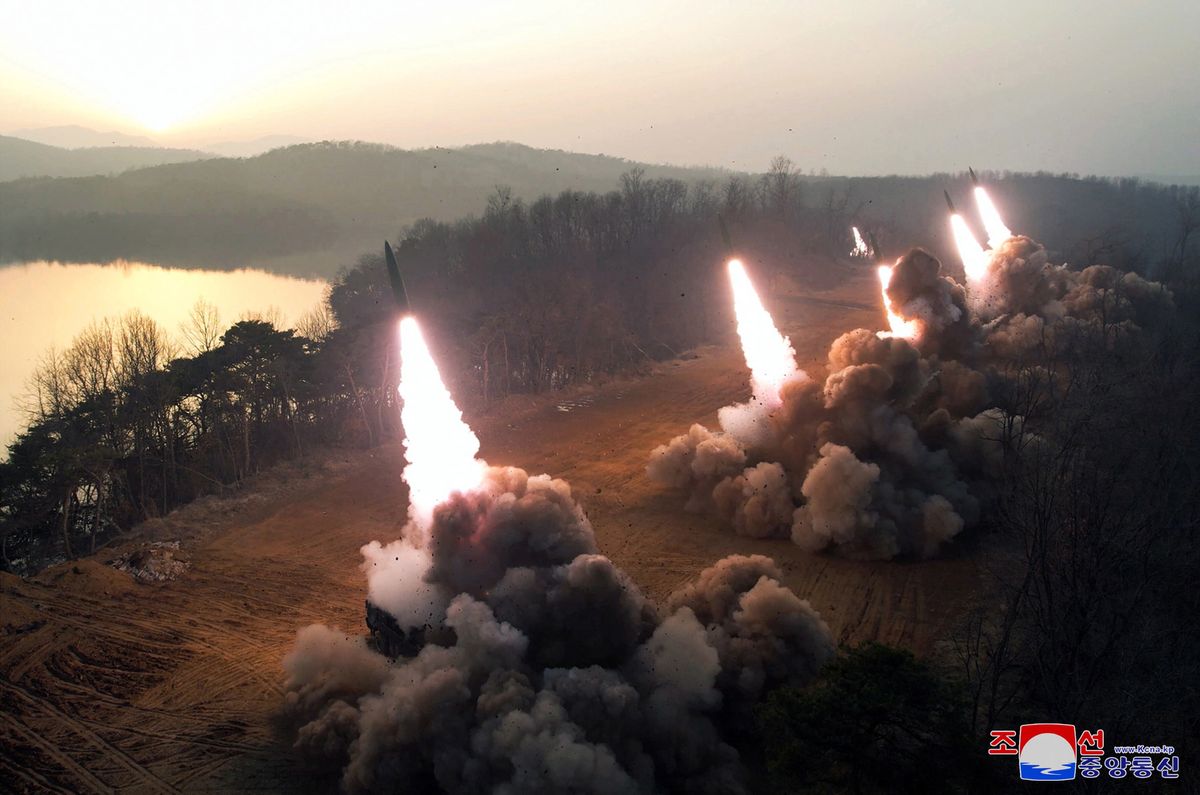 Zdjęcie ilustracyjne. Ćwiczenia artyleryjskie w Korei Północnej, marzec 2023 r.
Dostawca: PAP/EPA.
KCNA