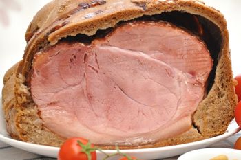 Na Boże Narodzenie co roku piekę szynkę w chlebie. Zawsze znika pierwsza ze stołu