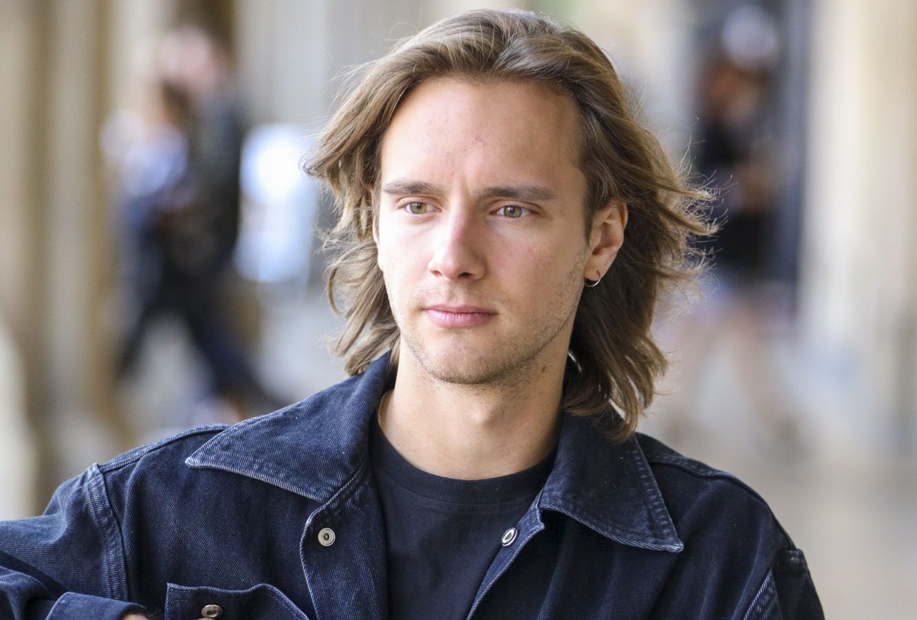 Filip Radwanskikurtka granatowa, kurtka jeansowa, kurtka jeansowa granatowa, Mastercard OFF Camera, Mastercard OFF Camera - spotkanie z gwiazdami, Mastercard Off Camera 2020, zegarek, Festiwal Mastercard OFF Camera