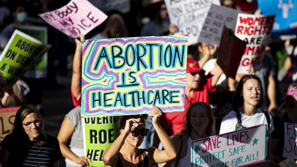 Pro-choice demonstrators protest following the decision by the US Supreme Court to overturn the Roe v. Wade ruling, in Los Angeles, California, 24 June 2022. The US Supreme Court ruled on the Dobbs v Jackson Women's Health Organization, overturning the 1973 case of Roe v Wade that guaranteed federal abortion rights. The decision opens the possibility for states to ban abortion. EPA/ETIENNE LAURENT Dostawca: PAP/EPA.