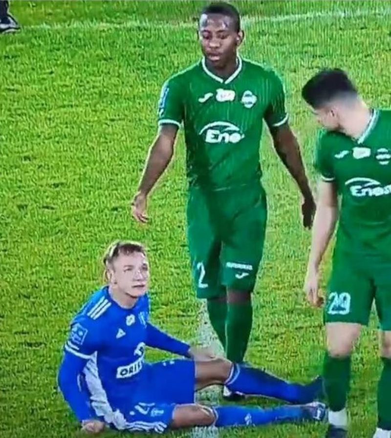 Wulgarny gest Jakuba Rzeźniczaka na boisku. Wyrzucili go z boiska... 