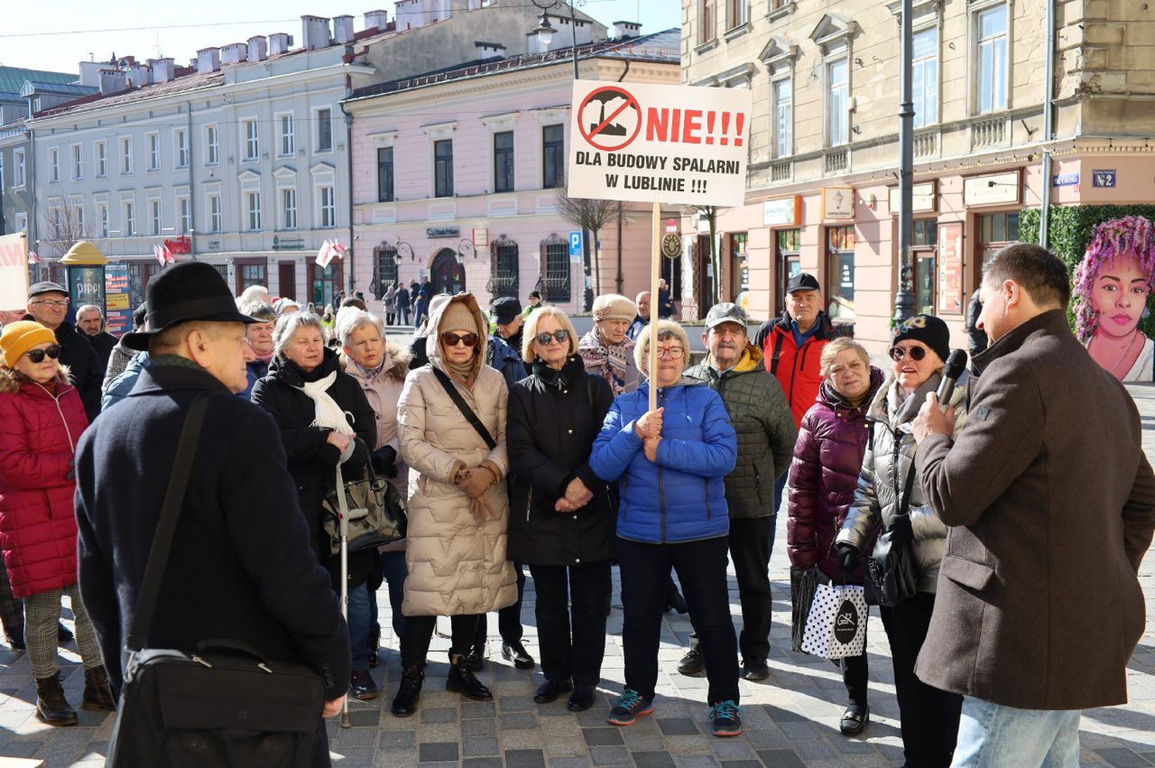 Pikieta przed ratuszem. Po raz kolejny protestowali przeciwko budowie spalarni śmieci w Lublinie