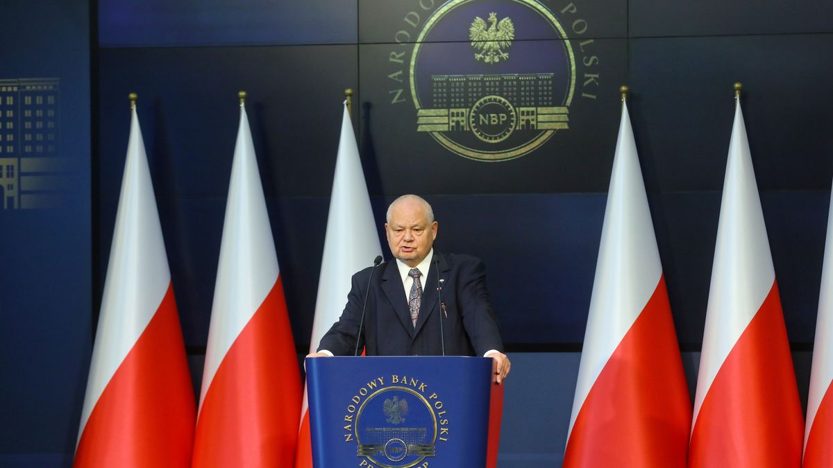 Adam Glapi�skiWarszawa, 09.05.2022. Prezes Narodowego Banku Polskiego Adam Glapi�ski podczas konferencji prasowej w siedzibie NBP w Warszawie, 9 bm. Rada Polityki Pieni�nej podnios�a stopy procentowe o 75 pb. Stopa referencyjna, g��wna stopa procentowa NBP, wzros�a do 6 proc. (mr) PAP/Rafa� GuzRafa� Guzbie��ca, briefing, dla medi�w, ekonomia, ekonomiczna, finanse, inflacja, konferencja, Narodowego Banku Polskiego, Narodowy Bank Polski, NBP, ocena, podsumowanie, prasowa, prezes, spotkanie, stopy procentowe