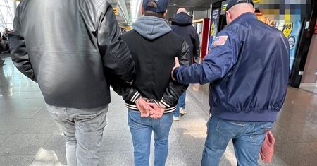 Zatrzymany przy bramce na lotnisku. 39-latek chciał uciec do Holandii, ale zamiast samolotu trafił do więzienia