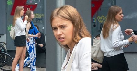 Oliwia Bieniuk w kusych szortach delektuje się "dymkiem" z rówieśnikami przed zajęciami