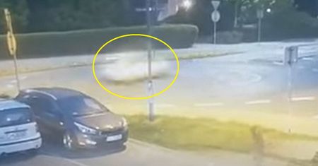 Lot warty 2 tys. zł. Matiz przefrunął nad rondem w Chorzowie