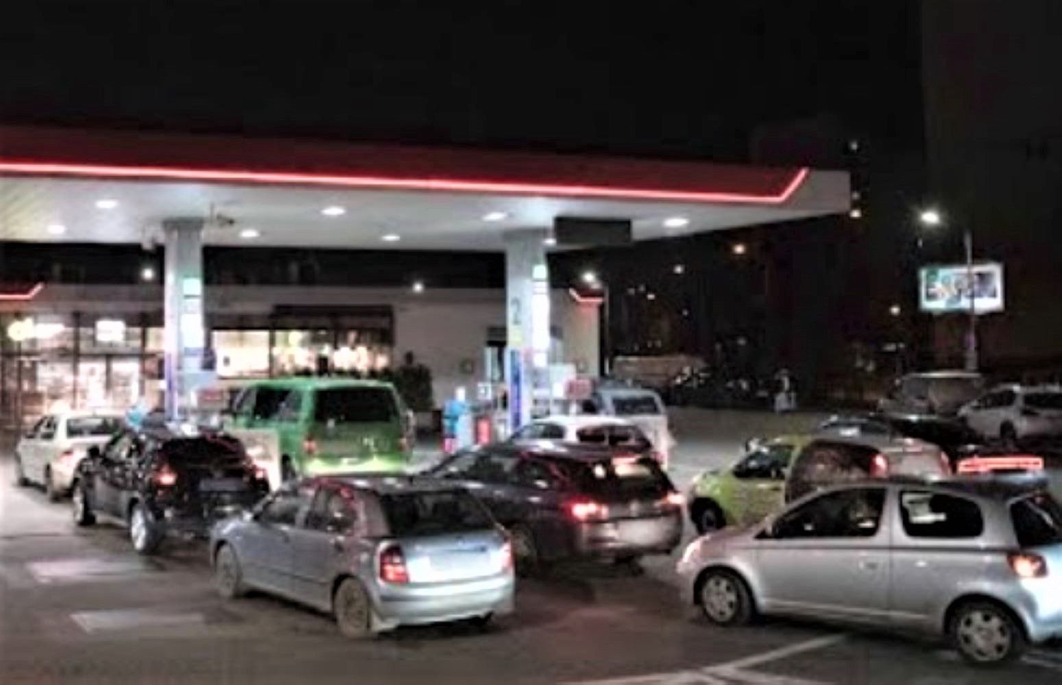Kolejki na stacjach. Obowiązują limity 