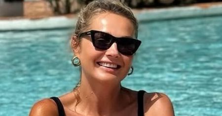 Stanęła przed lustrem w bikini. Socha dorzuciła do stylizacji "męskie bokserki"