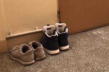 Zostawiają buty na klatce schodowej. "Zwyczaj żywcem przeniesiony ze wsi"