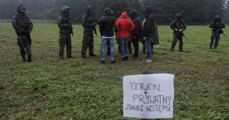Kolejny dzień koczowania uchodźców na granicy. Zniszczono zasieki z drutu kolczastego