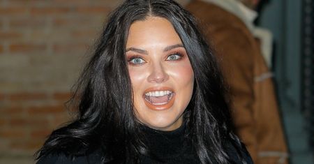 Adriana Lima eksponuje ciążowy brzuch w PRZEŚWITUJĄCEJ kreacji na pokazie Balmain (ZDJĘCIA)