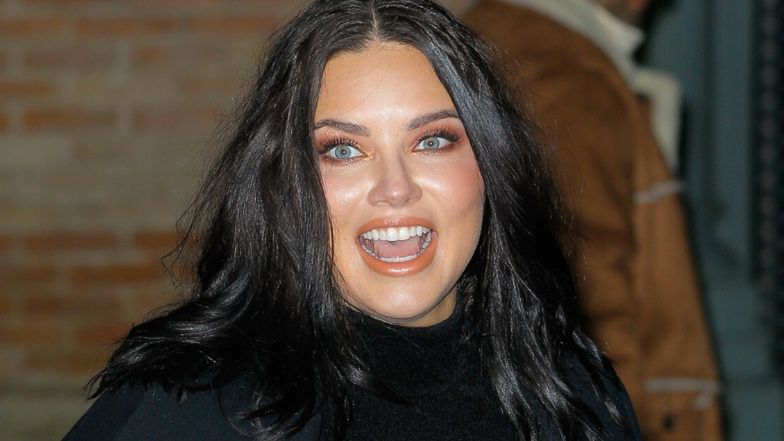 Adriana Lima eksponuje ciążowy brzuch w PRZEŚWITUJĄCEJ kreacji na pokazie Balmain (ZDJĘCIA)