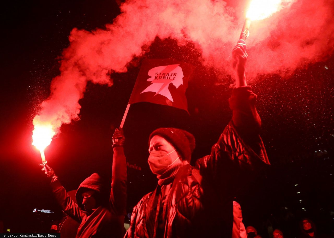 Aborcja w Polsce. Uzasadnienie TK wywołało burzę. Polska protestuje po publikacji