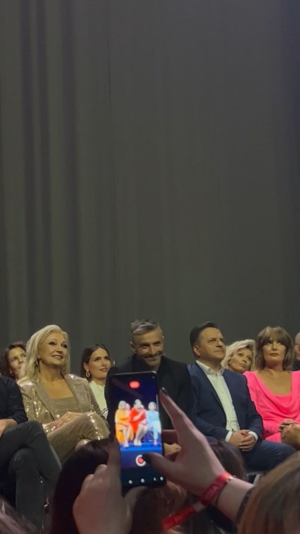 Maciej Dowbor stroi miny podczas przemówienia Elżbiety Romanowskiej