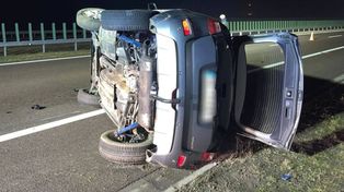 Bogucin: Auto wpadło w poślizg i przewróciło się na bok. Trzy osoby w szpitalu