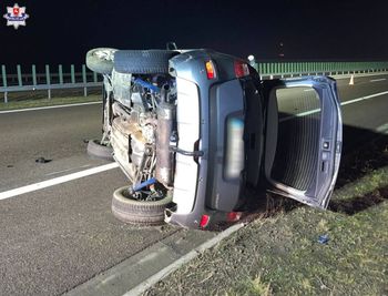 Bogucin: Auto wpadło w poślizg i przewróciło się na bok. Trzy osoby w szpitalu