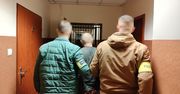 Płońsk: 16-latek napadł z gazem na obcokrajowców. W jego domu znaleziono narkotyki