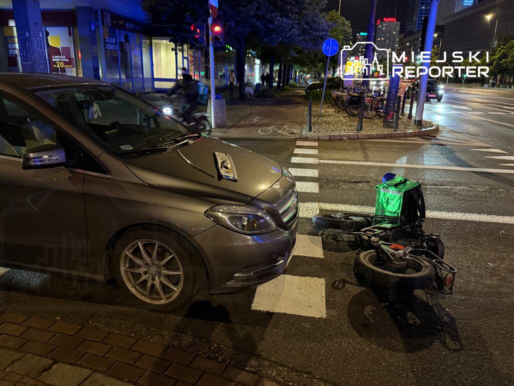 Warszawa. Potrącenie dostawcy jedzenia na rowerze w Śródmieściu. Poszkodowany trafił do szpitala