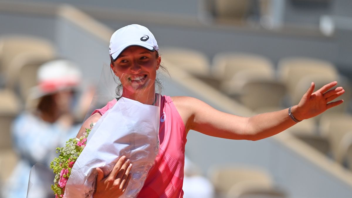 PARIS, FRANCE - MAY 31: Iga Swiatek of Poland receives flower as her birthday after the match against Kaja Juvan (not seen) of Slovenia in the first round of the womenâs singles during the French Open Tennis Tournament at Roland Garros in Paris, France on May 31, 2021. (Photo by Mustafa Yalcin/Anadolu Agency via Getty Images)