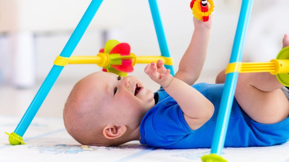 Dziecko bawi się zabawką interaktywną