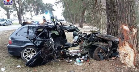 Pijany kierowca BMW zjechał z drogi i uderzył w drzewo. Pasażer zginął na miejscu