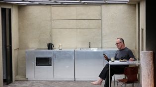 Kraków: Tego spektaklu nie miał szans uratować nawet Piotr Pilitowski. Recenzja "Samotnego mężczyzny" Teatru Ludowego