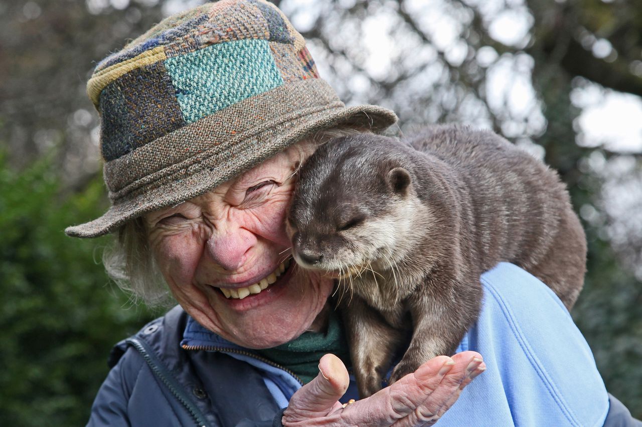 Staruszka i wydra, czyli wyjątkowa przyjaźń na zdjęciach