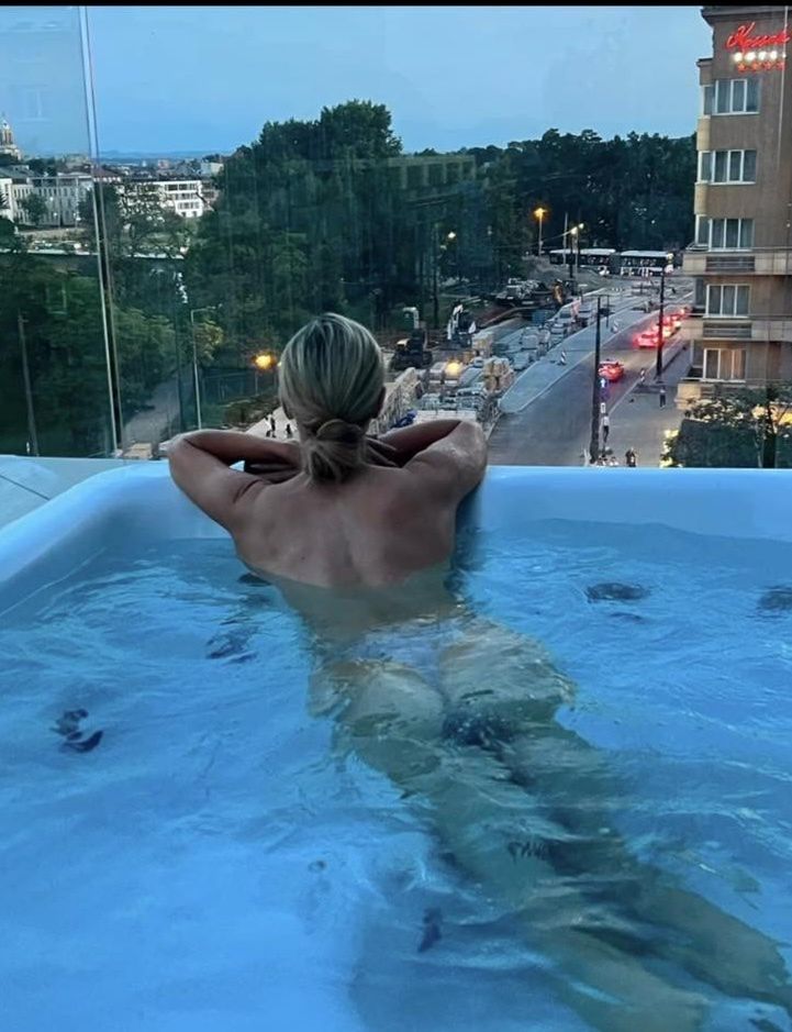 Joanna Krupa pozuje topless w jacuzzi