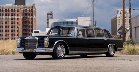 Mercedes Pullman po chińskim ministrze trafił na sprzedaż. Nie jest tani, ale ma niski przebieg