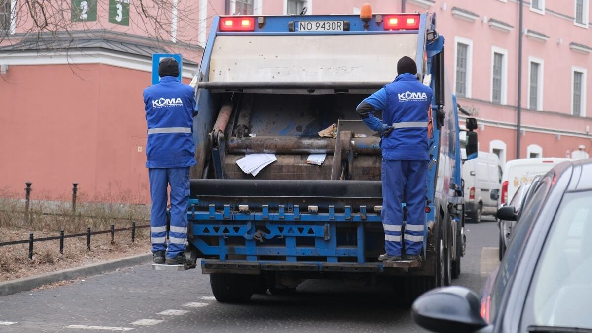 Śmieciarka i pracownicy firmy KOMA Lublin