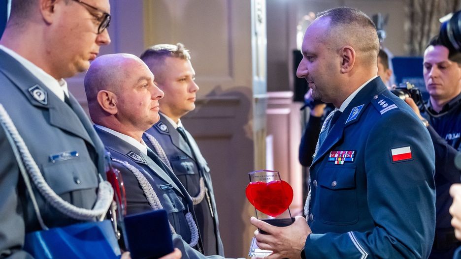 Policjanci którzy, przyczynili się do uratowania życia i zdrowia innej osoby lub wykazali się wyjątkową, prospołeczną postawą w niesieniu pomocy odebrali Kryształowe Serca.