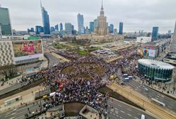 Tłum w Warszawie. W marszu wielu polityków PiS