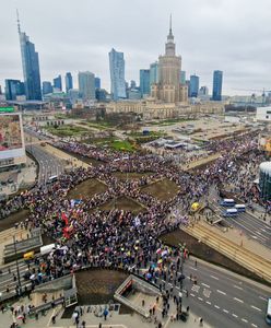 Tłum w Warszawie. W marszu wielu polityków PiS