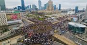 Tłum w Warszawie. W marszu wielu polityków PiS