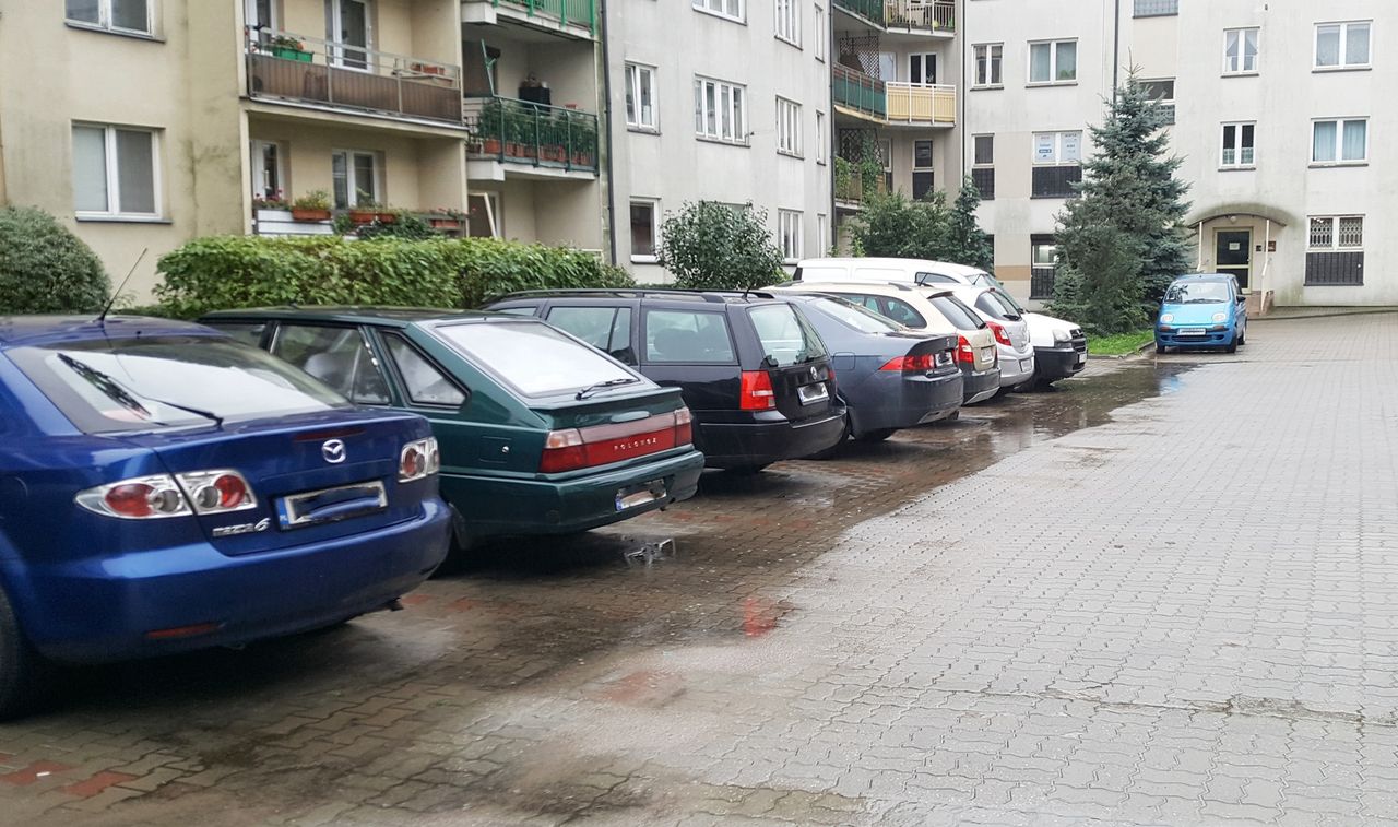 Samochody na parkingu