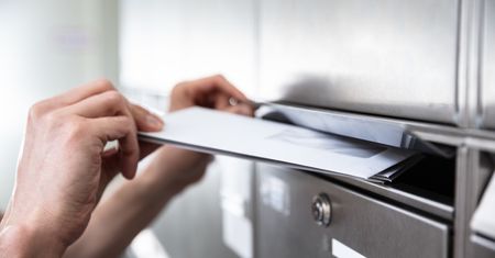 Wyrzuciła listy i przepadła? Prokuratura szuka listonoszki
