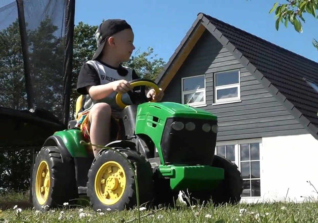 Chłopiec na traktorze