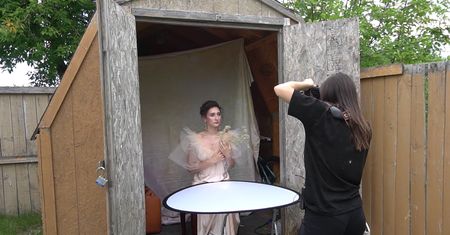 Studio fotograficzne DIY. Do świetnych zdjęć wystarczy ci ogród i altanka